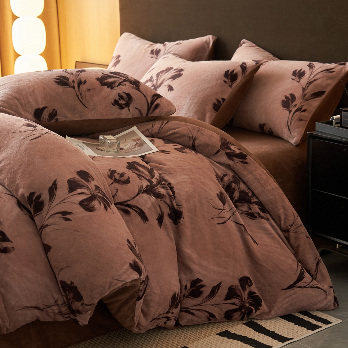 91家纺网 家纺一手货源 找家纺 吾秀家居 绒城  230克美拉德数码绒四件套 牛奶绒四件套 - 暖秋系列 拿铁玫瑰