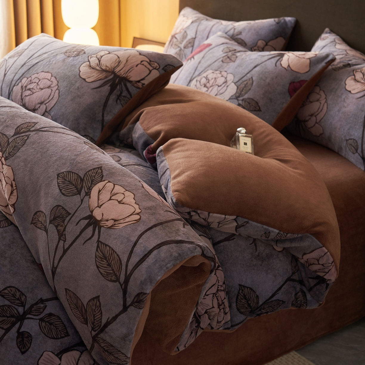 91家纺网 家纺一手货源 找家纺 吾秀家居 绒城  230克美拉德数码绒四件套 牛奶绒四件套 - 暖秋系列 幽香花语