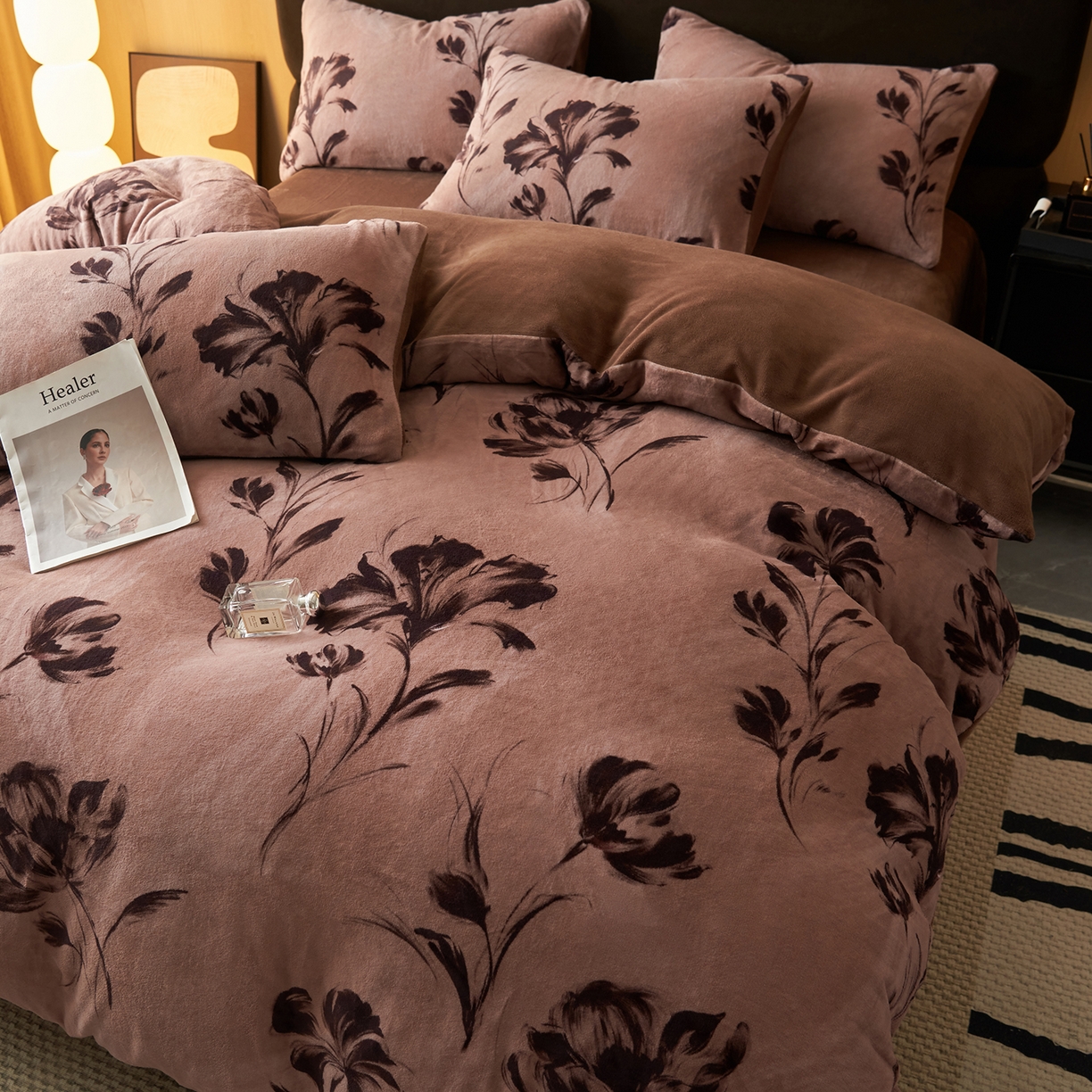 91家纺网 家纺一手货源 找家纺 吾秀家居 绒城  230克美拉德数码绒四件套 牛奶绒四件套 - 暖秋系列 拿铁玫瑰