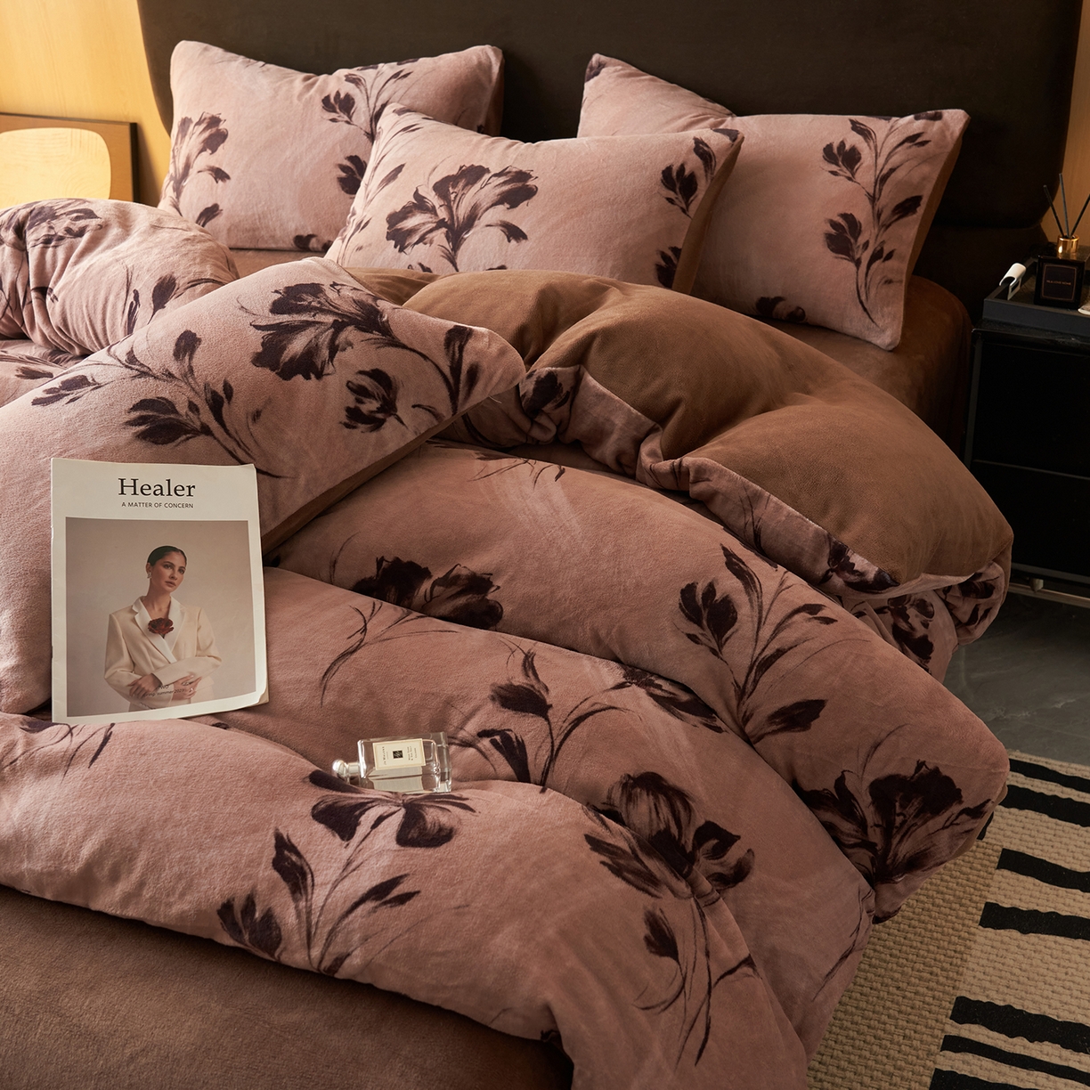 91家纺网 家纺一手货源 找家纺 吾秀家居 绒城  230克美拉德数码绒四件套 牛奶绒四件套 - 暖秋系列 拿铁玫瑰