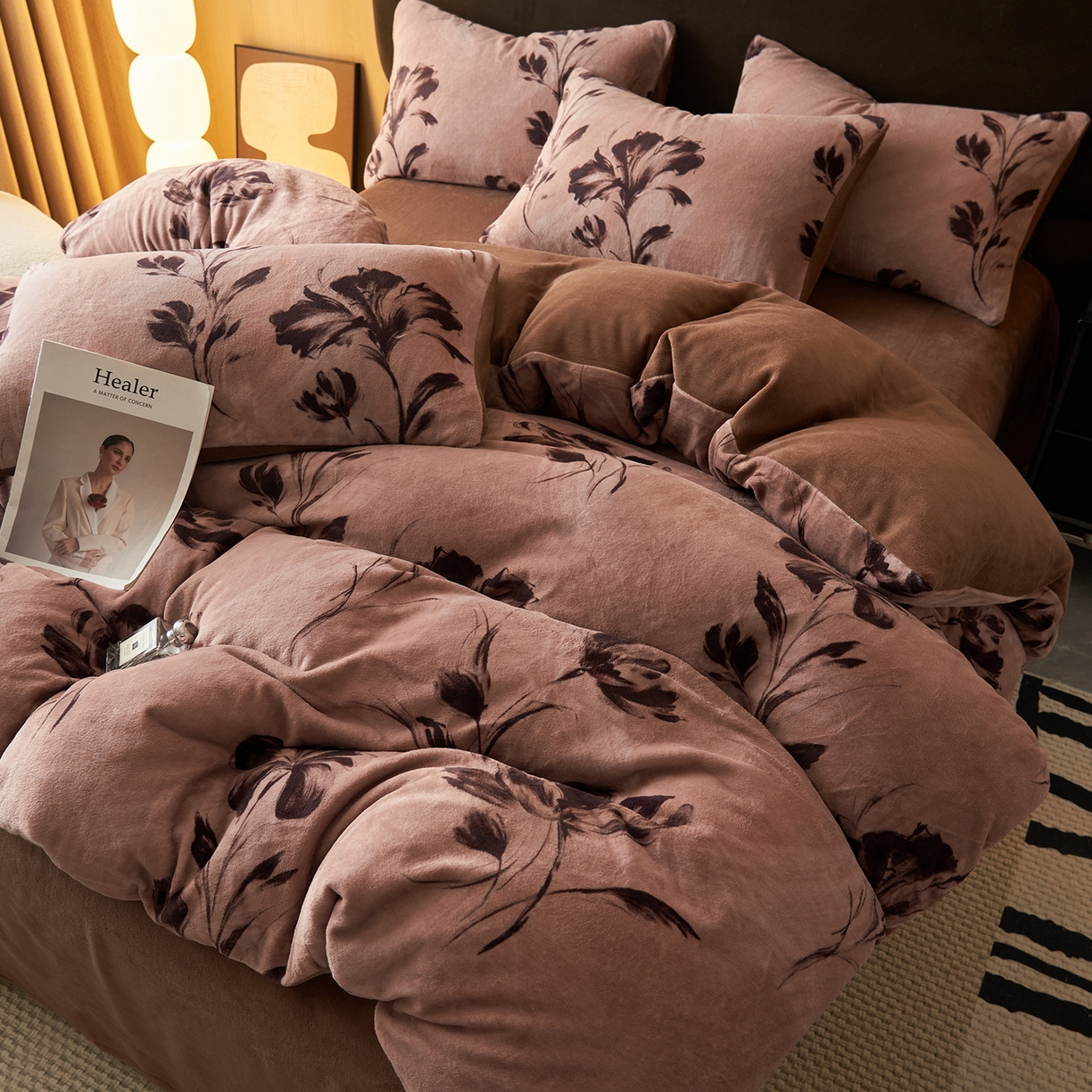 91家纺网 家纺一手货源 找家纺 吾秀家居 绒城  230克美拉德数码绒四件套 牛奶绒四件套 - 暖秋系列 拿铁玫瑰