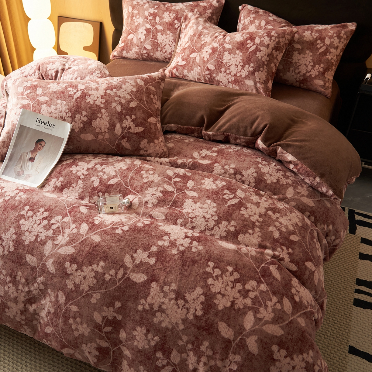 91家纺网 家纺一手货源 找家纺 吾秀家居 绒城  230克美拉德数码绒四件套 牛奶绒四件套 - 暖秋系列 冬日恋歌-棕