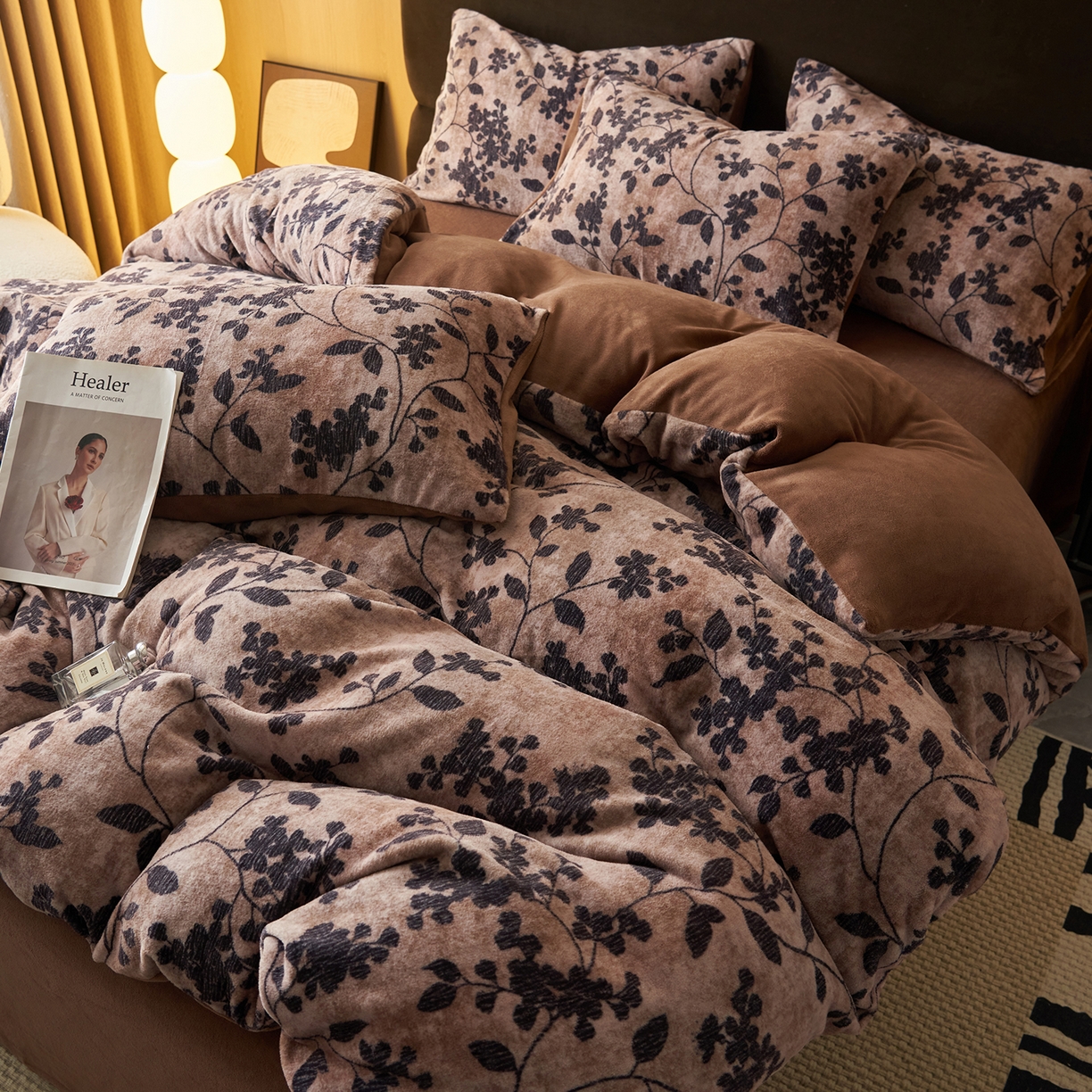 91家纺网 家纺一手货源 找家纺 吾秀家居 绒城  230克美拉德数码绒四件套 牛奶绒四件套 - 暖秋系列 冬日恋歌-咖