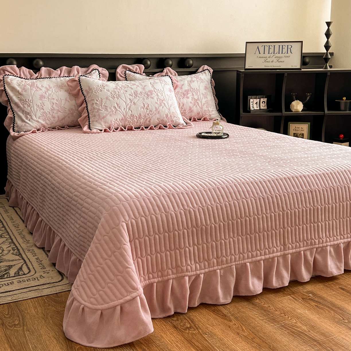 91家纺网 家纺一手货源 找家纺 美梦家纺 2025新款雕花牛奶绒夹棉床盖四件套 花朝梦-粉