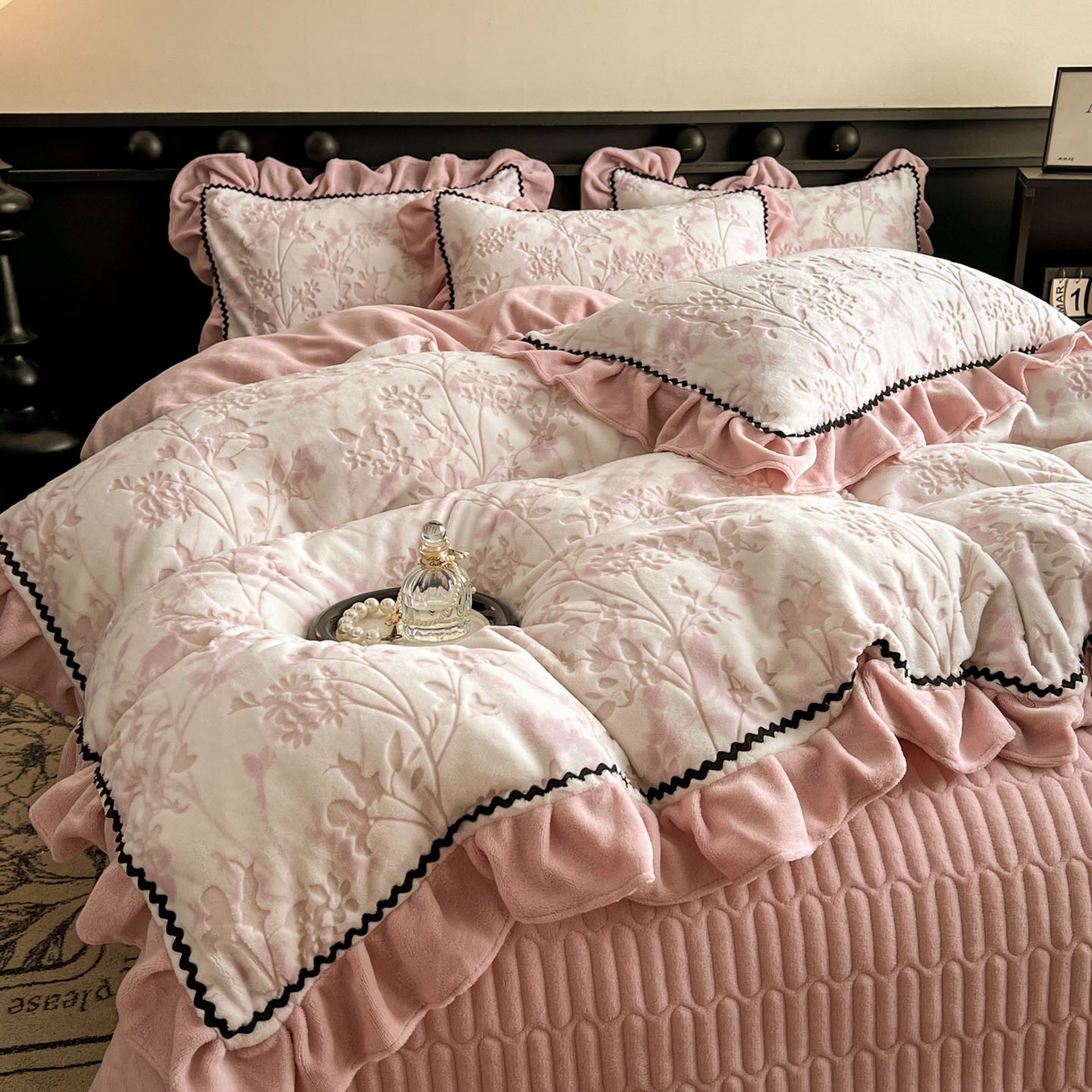 91家纺网 家纺一手货源 找家纺 美梦家纺 2025新款雕花牛奶绒夹棉床盖四件套 花朝梦-粉