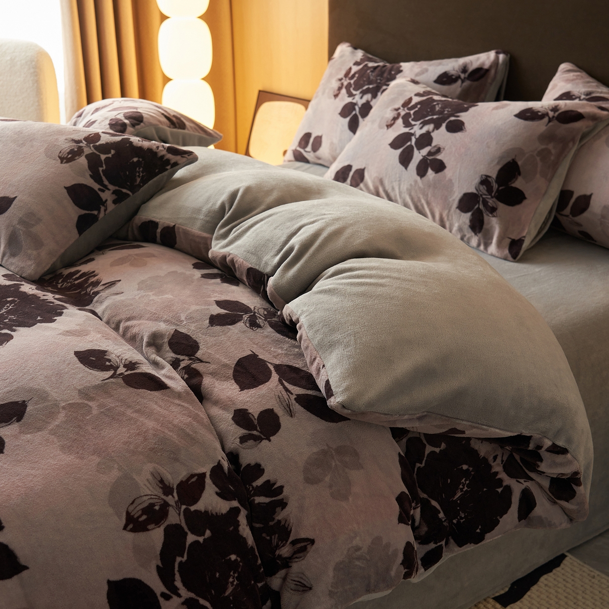 91家纺网 家纺一手货源 找家纺 吾秀家居 绒城  230克美拉德数码绒四件套 牛奶绒四件套 - 暖秋系列 花意浓