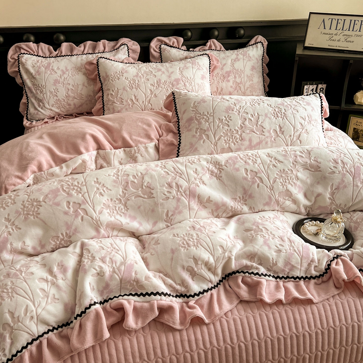 91家纺网 家纺一手货源 找家纺 美梦家纺 2025新款雕花牛奶绒夹棉床盖四件套 花朝梦-粉