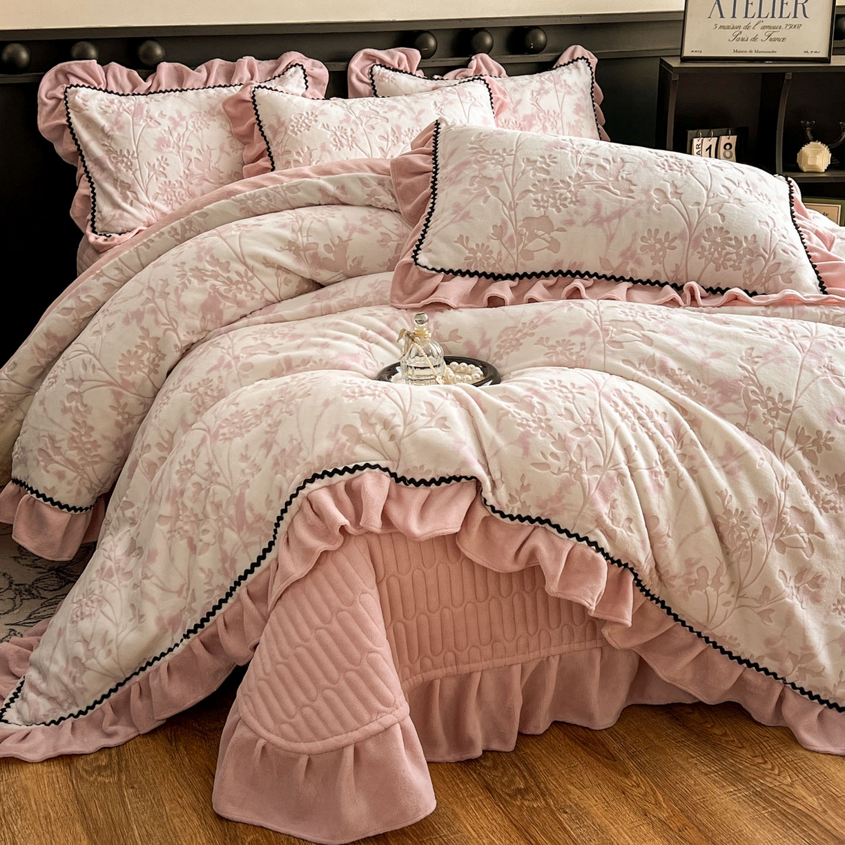 91家纺网 家纺一手货源 找家纺 美梦家纺 2025新款雕花牛奶绒夹棉床盖四件套 花朝梦-粉