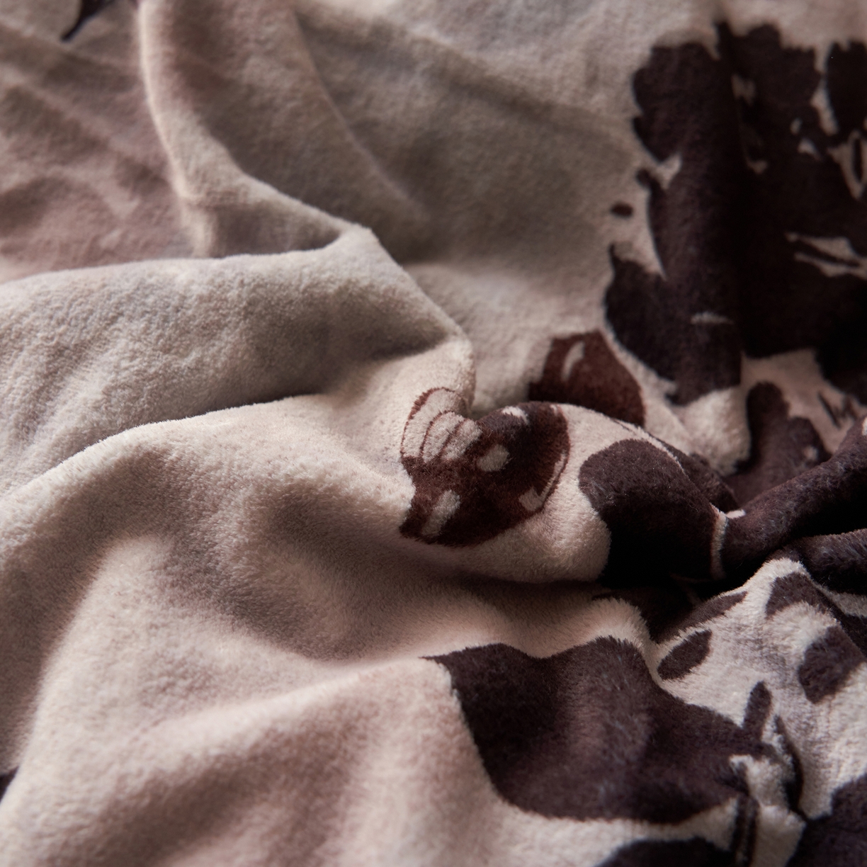 91家纺网 家纺一手货源 找家纺 吾秀家居 绒城  230克美拉德数码绒四件套 牛奶绒四件套 - 暖秋系列 花意浓