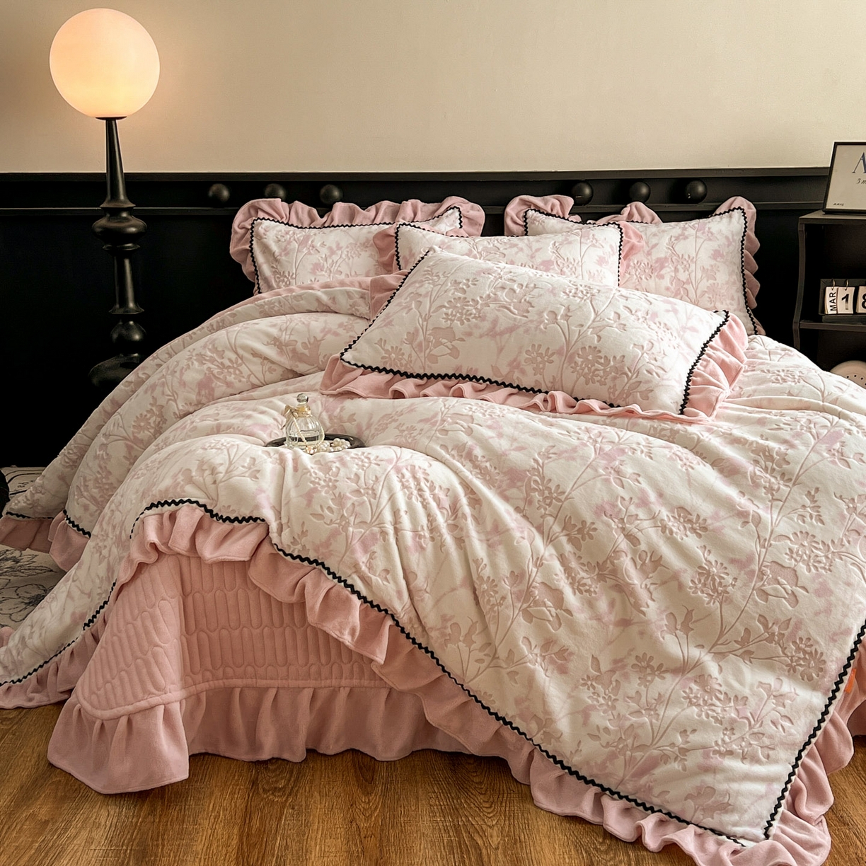 91家纺网 家纺一手货源 找家纺 美梦家纺 2025新款雕花牛奶绒夹棉床盖四件套 花朝梦-粉