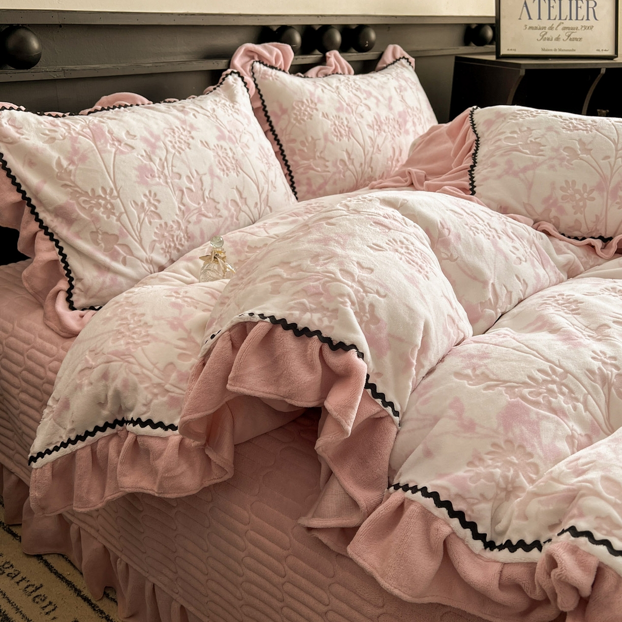91家纺网 家纺一手货源 找家纺 美梦家纺 2025新款雕花牛奶绒夹棉床盖四件套 花朝梦-粉