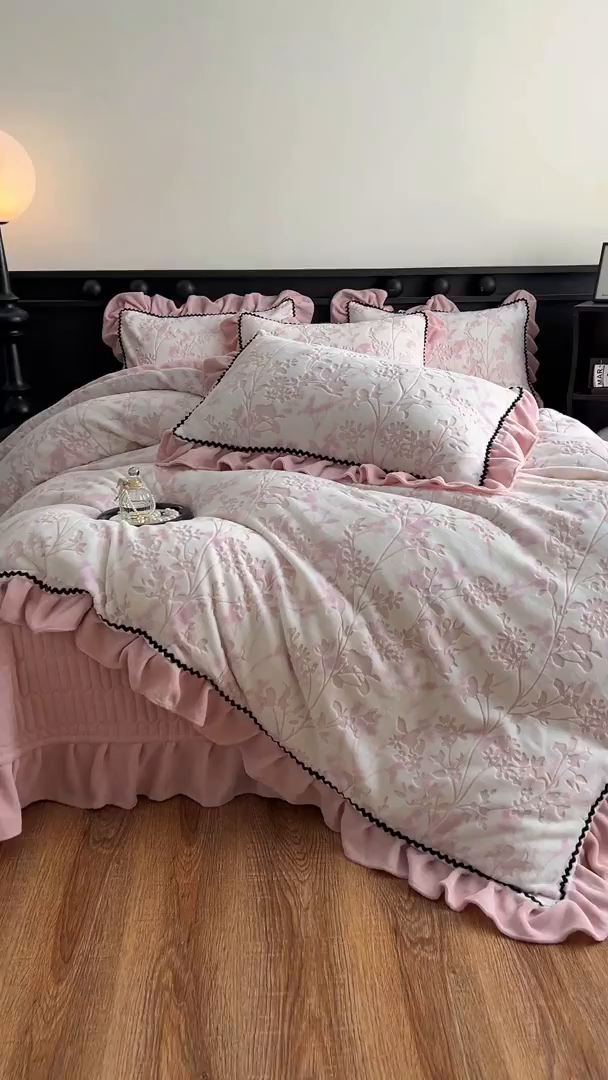 91家纺网 家纺一手货源 找家纺 美梦家纺 2025新款雕花牛奶绒夹棉床盖四件套 花朝梦-粉