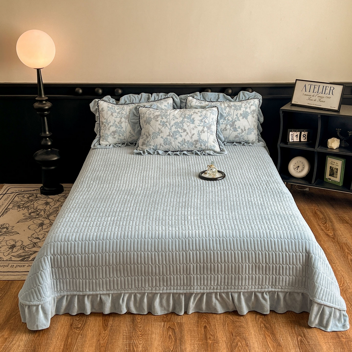 91家纺网 家纺一手货源 找家纺 美梦家纺 2025新款雕花牛奶绒夹棉床盖四件套 花朝梦-蓝