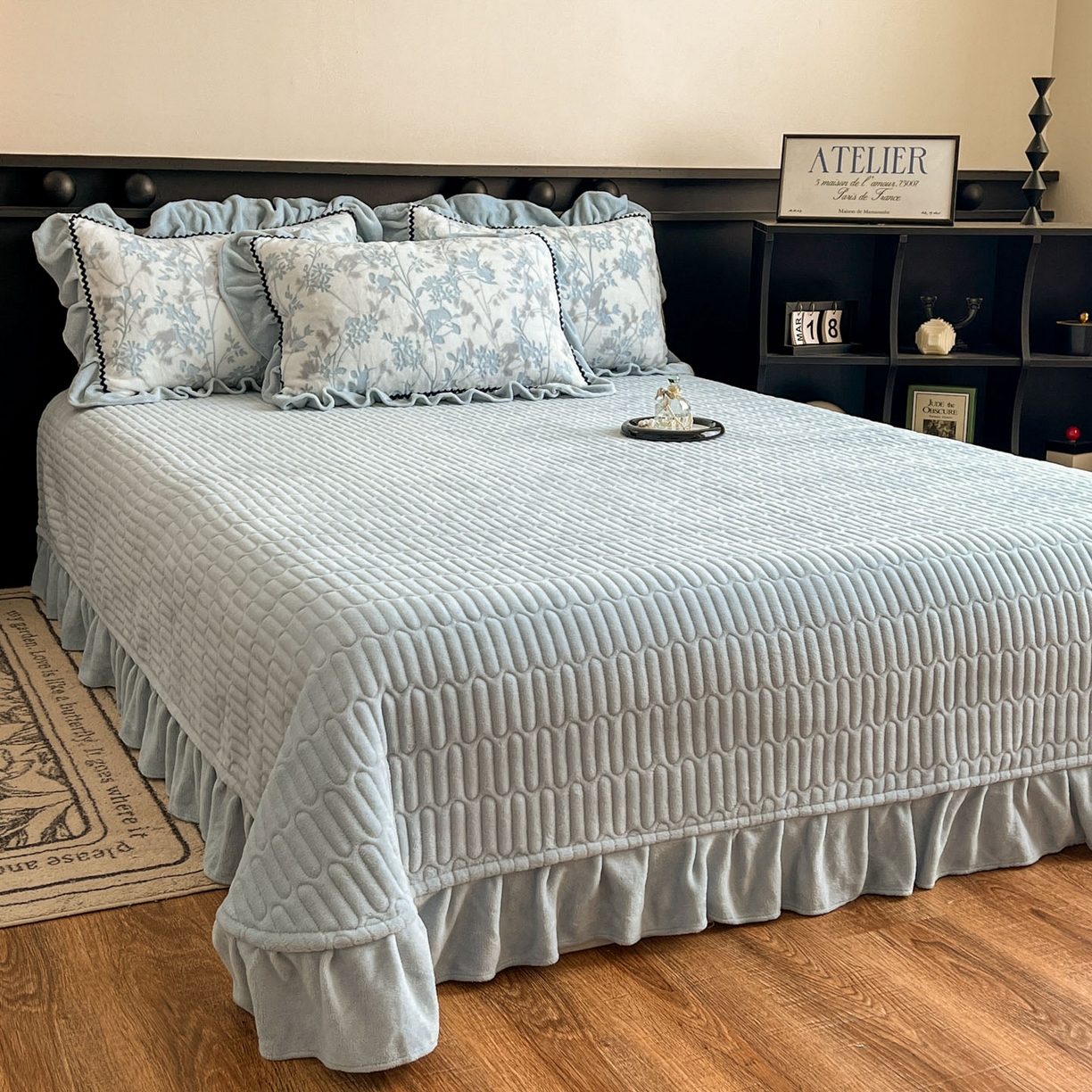 91家纺网 家纺一手货源 找家纺 美梦家纺 2025新款雕花牛奶绒夹棉床盖四件套 花朝梦-蓝