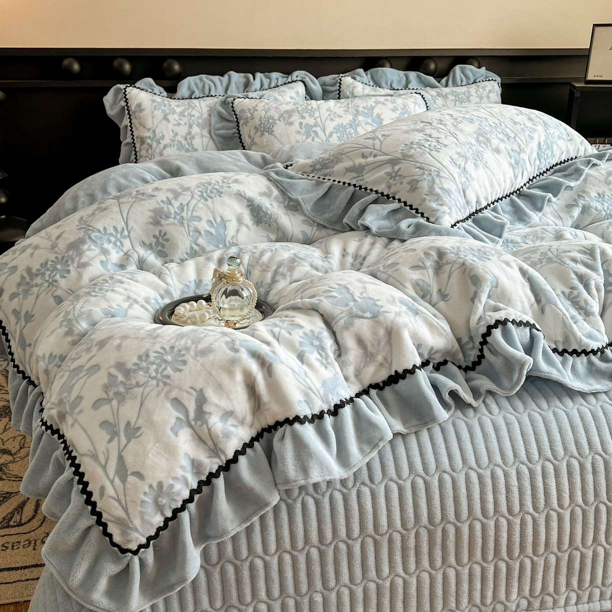 91家纺网 家纺一手货源 找家纺 美梦家纺 2025新款雕花牛奶绒夹棉床盖四件套 花朝梦-蓝