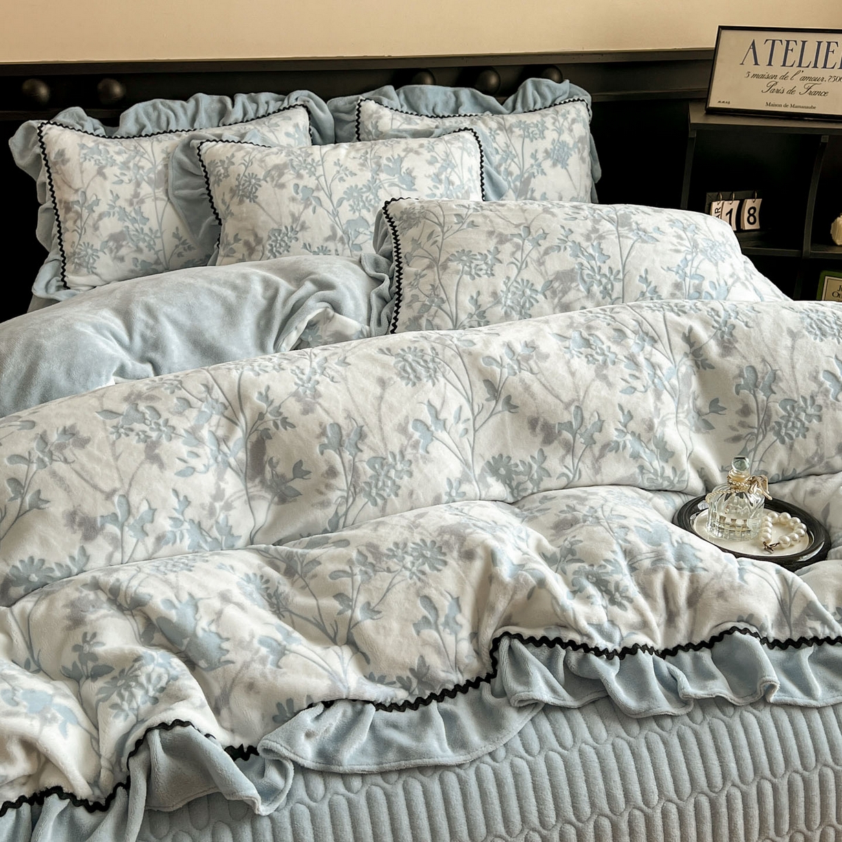 91家纺网 家纺一手货源 找家纺 美梦家纺 2025新款雕花牛奶绒夹棉床盖四件套 花朝梦-蓝
