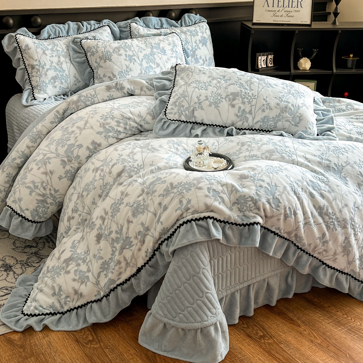 91家纺网 家纺一手货源 找家纺 美梦家纺 2025新款雕花牛奶绒夹棉床盖四件套 花朝梦-蓝