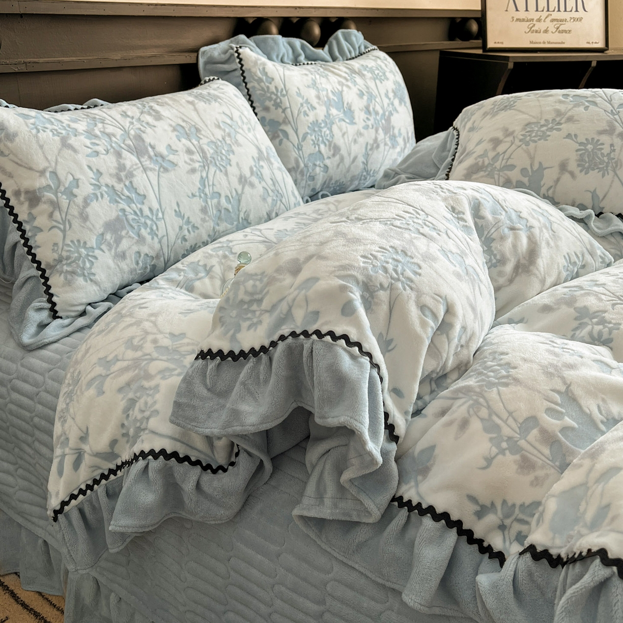 91家纺网 家纺一手货源 找家纺 美梦家纺 2025新款雕花牛奶绒夹棉床盖四件套 花朝梦-蓝