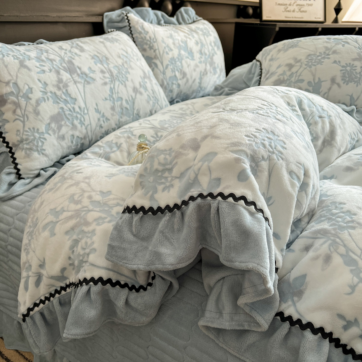 91家纺网 家纺一手货源 找家纺 美梦家纺 2025新款雕花牛奶绒夹棉床盖四件套 花朝梦-蓝