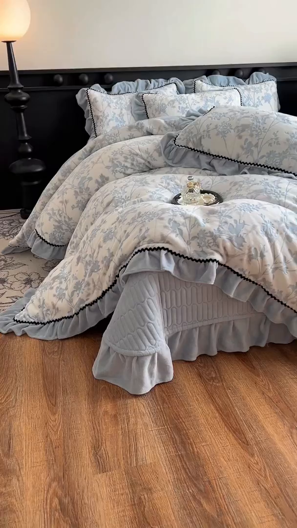 91家纺网 家纺一手货源 找家纺 美梦家纺 2025新款雕花牛奶绒夹棉床盖四件套 花朝梦-蓝