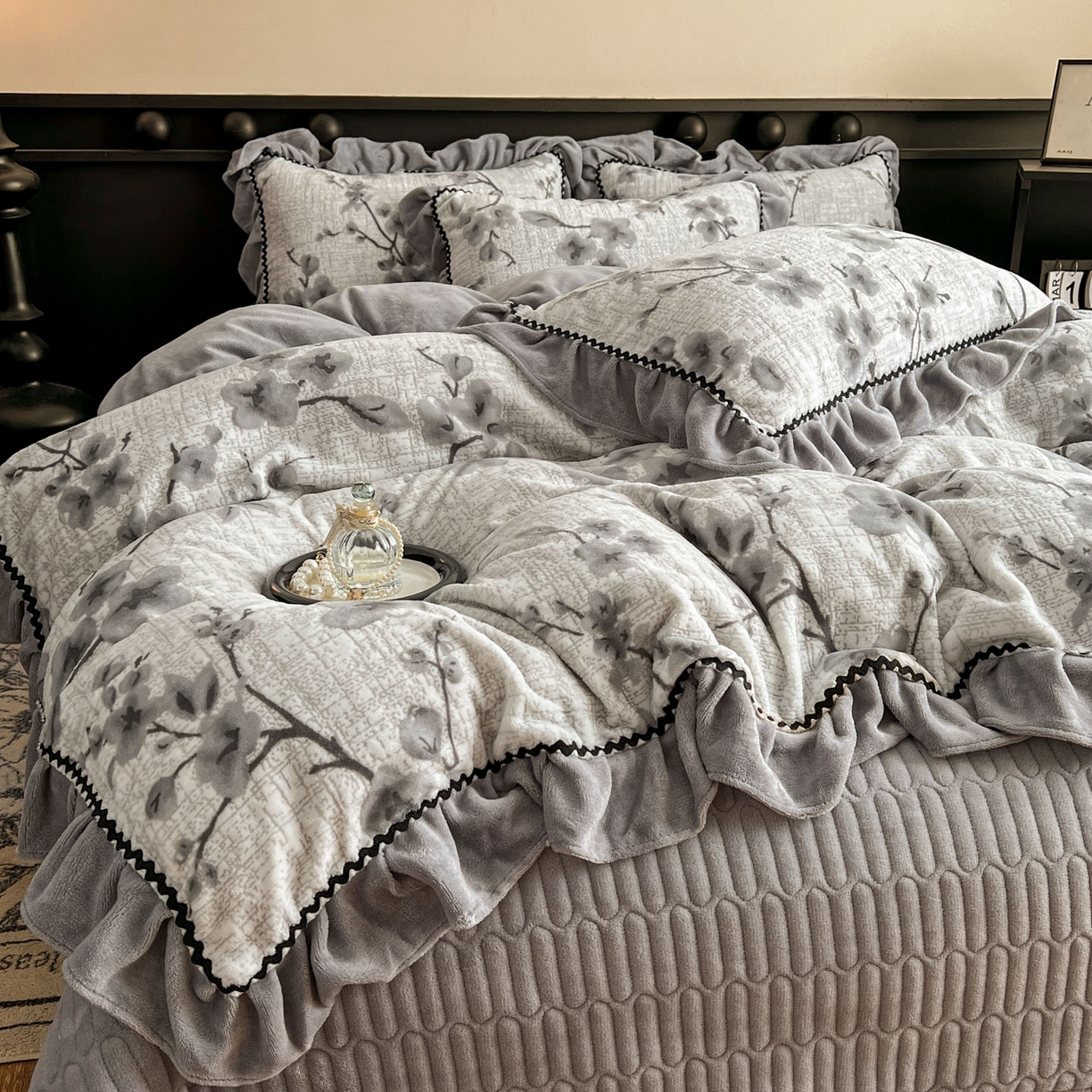 91家纺网 家纺一手货源 找家纺 美梦家纺 2025新款雕花牛奶绒夹棉床盖四件套 琳瑜陌语-灰