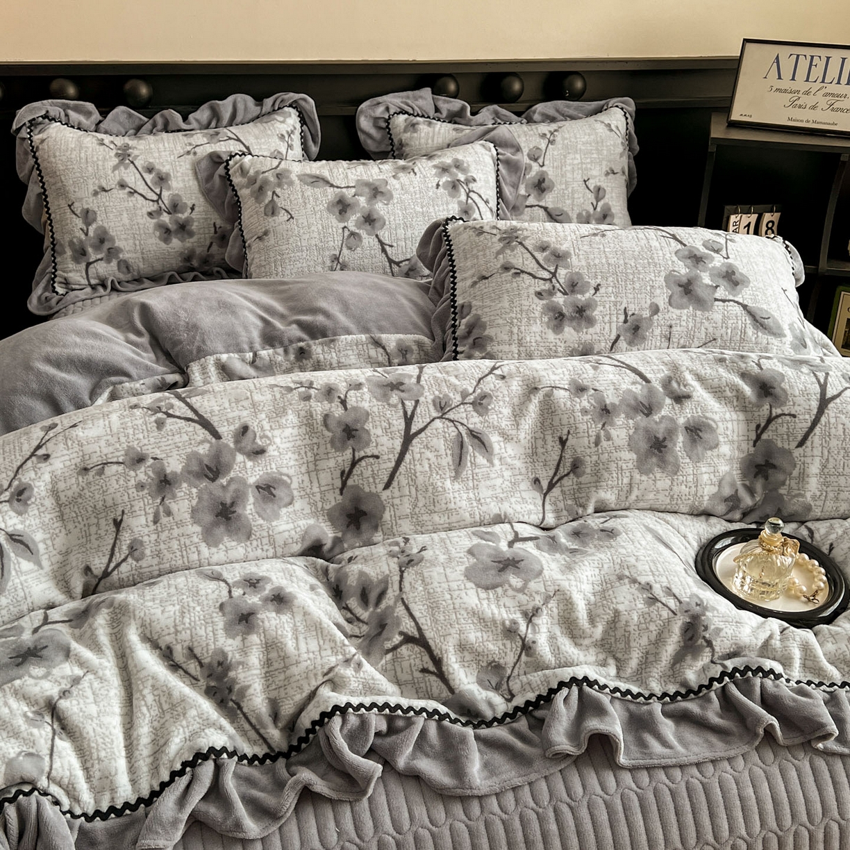 91家纺网 家纺一手货源 找家纺 美梦家纺 2025新款雕花牛奶绒夹棉床盖四件套 琳瑜陌语-灰