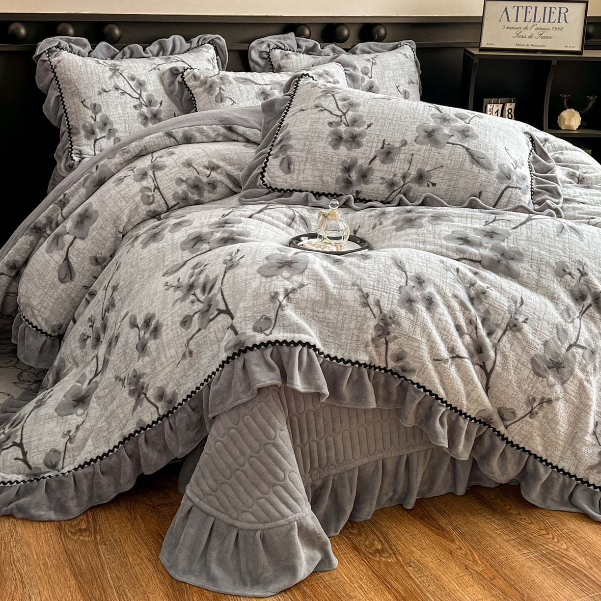 91家纺网 家纺一手货源 找家纺 美梦家纺 2025新款雕花牛奶绒夹棉床盖四件套 琳瑜陌语-灰