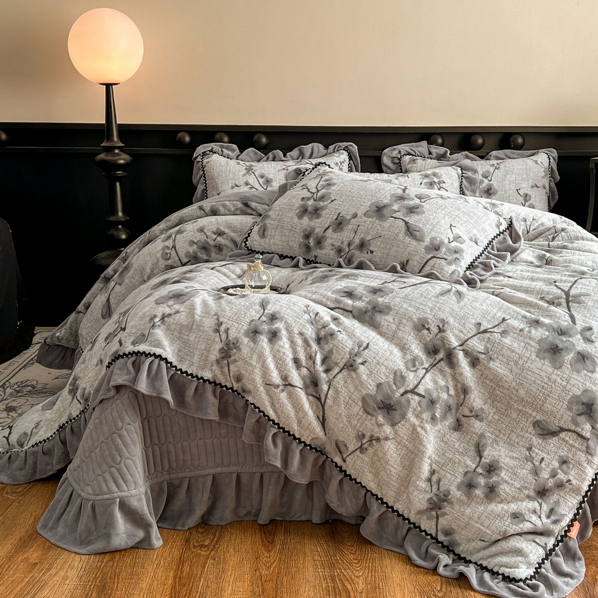 91家纺网 家纺一手货源 找家纺 美梦家纺 2025新款雕花牛奶绒夹棉床盖四件套 琳瑜陌语-灰