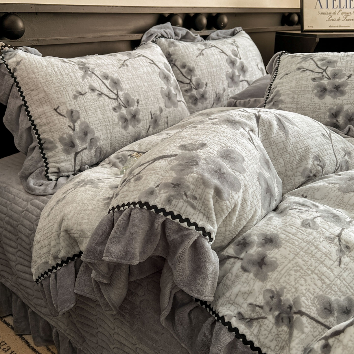 91家纺网 家纺一手货源 找家纺 美梦家纺 2025新款雕花牛奶绒夹棉床盖四件套 琳瑜陌语-灰