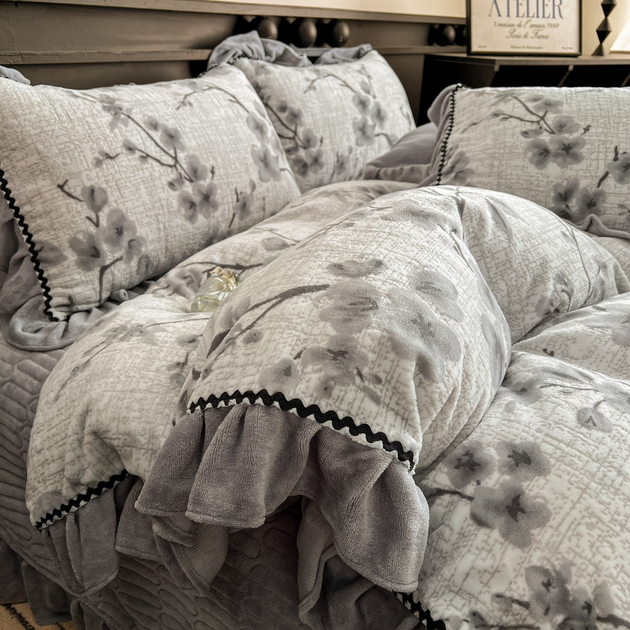 91家纺网 家纺一手货源 找家纺 美梦家纺 2025新款雕花牛奶绒夹棉床盖四件套 琳瑜陌语-灰