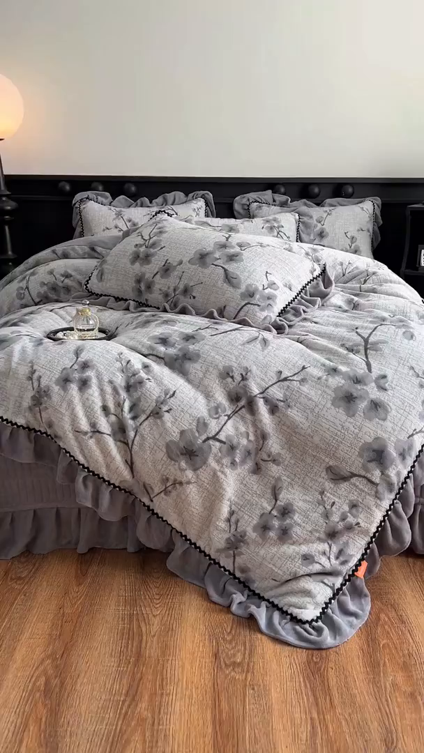 91家纺网 家纺一手货源 找家纺 美梦家纺 2025新款雕花牛奶绒夹棉床盖四件套 琳瑜陌语-灰