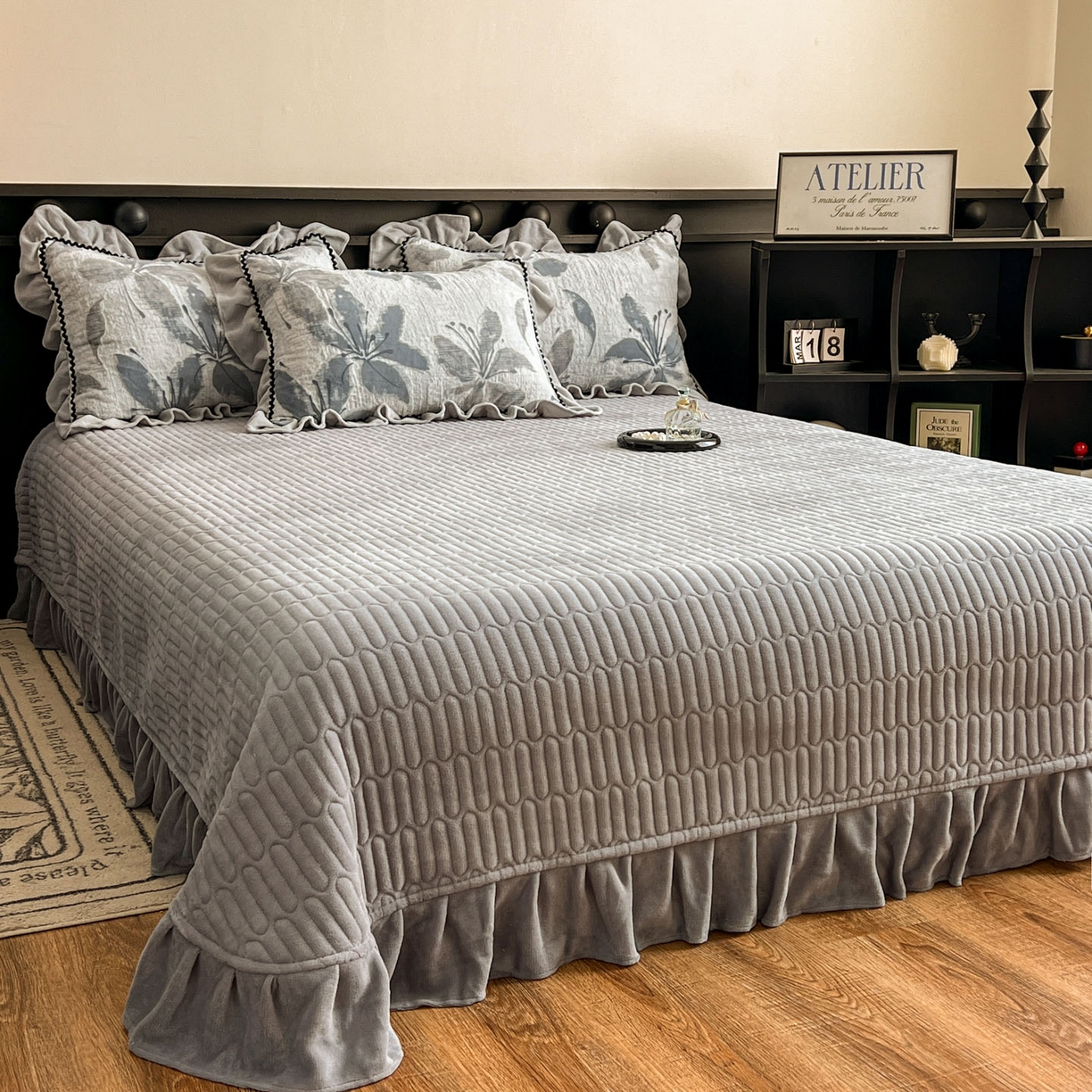 91家纺网 家纺一手货源 找家纺 美梦家纺 2025新款雕花牛奶绒夹棉床盖四件套 素花疏影-蓝