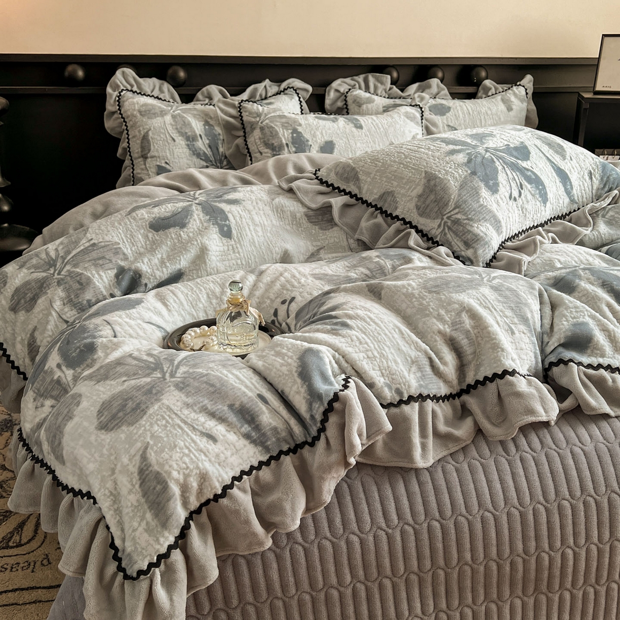 91家纺网 家纺一手货源 找家纺 美梦家纺 2025新款雕花牛奶绒夹棉床盖四件套 素花疏影-蓝