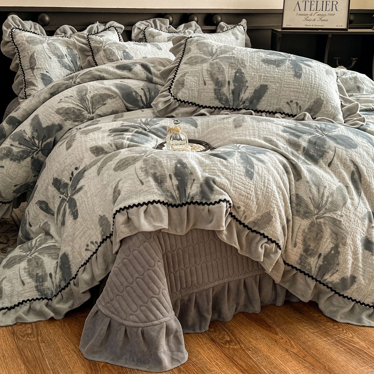 91家纺网 家纺一手货源 找家纺 美梦家纺 2025新款雕花牛奶绒夹棉床盖四件套 素花疏影-蓝