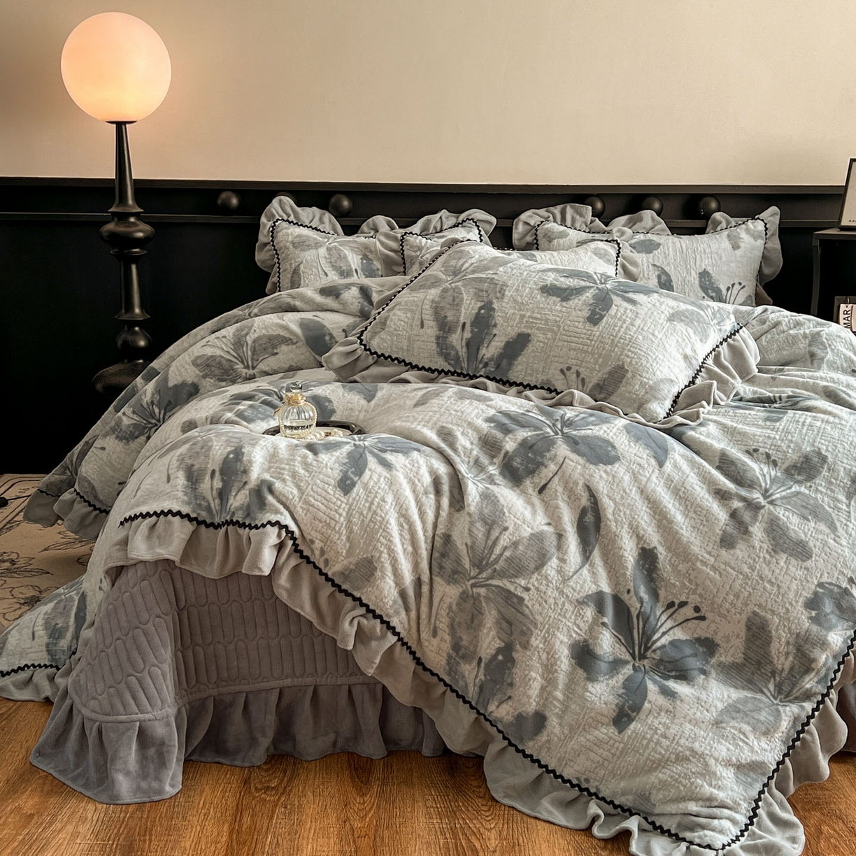 91家纺网 家纺一手货源 找家纺 美梦家纺 2025新款雕花牛奶绒夹棉床盖四件套 素花疏影-蓝