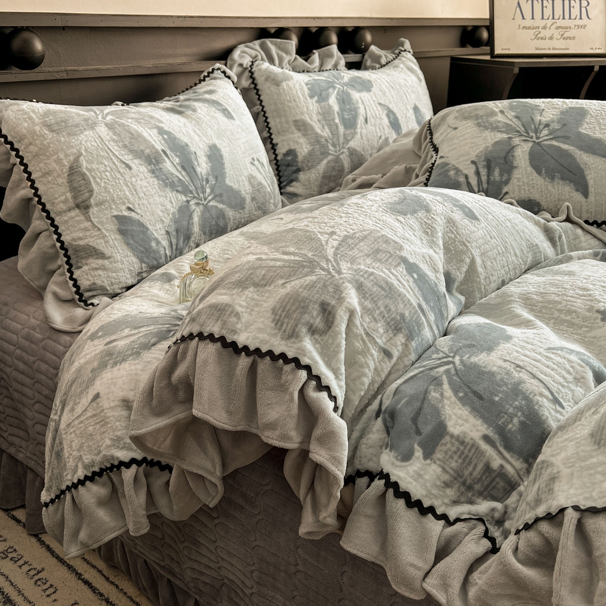 91家纺网 家纺一手货源 找家纺 美梦家纺 2025新款雕花牛奶绒夹棉床盖四件套 素花疏影-蓝