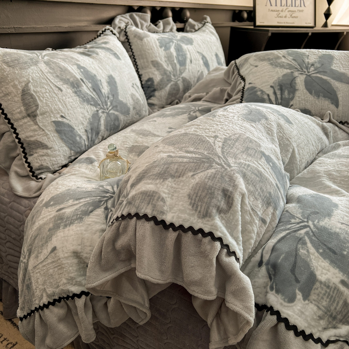 91家纺网 家纺一手货源 找家纺 美梦家纺 2025新款雕花牛奶绒夹棉床盖四件套 素花疏影-蓝