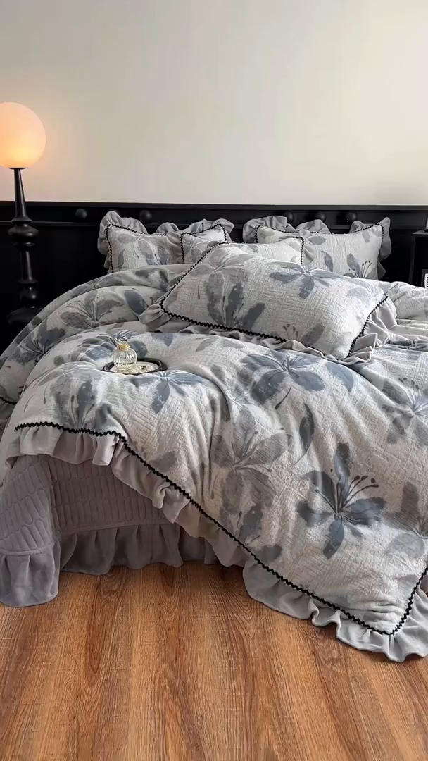 91家纺网 家纺一手货源 找家纺 美梦家纺 2025新款雕花牛奶绒夹棉床盖四件套 素花疏影-蓝