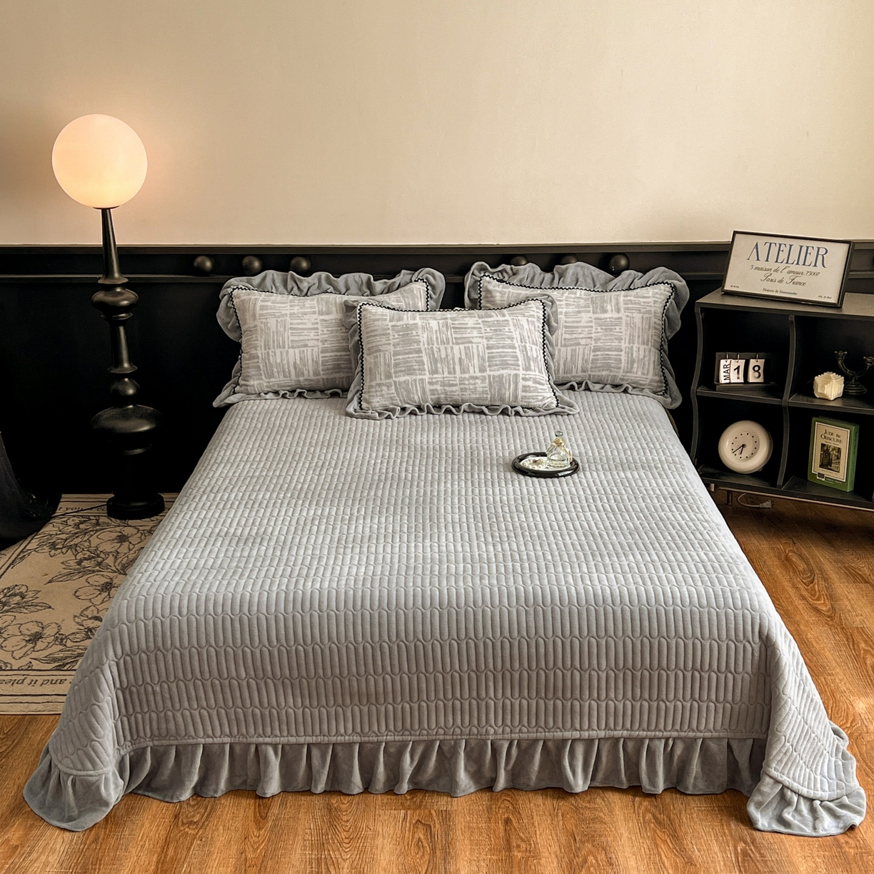 91家纺网 家纺一手货源 找家纺 美梦家纺 2025新款雕花牛奶绒夹棉床盖四件套 怡然安居-灰