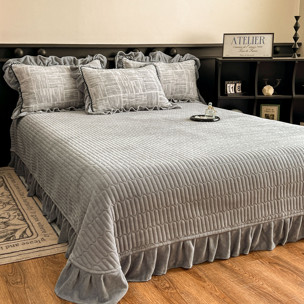 91家纺网 家纺一手货源 找家纺 美梦家纺 2025新款雕花牛奶绒夹棉床盖四件套 怡然安居-灰