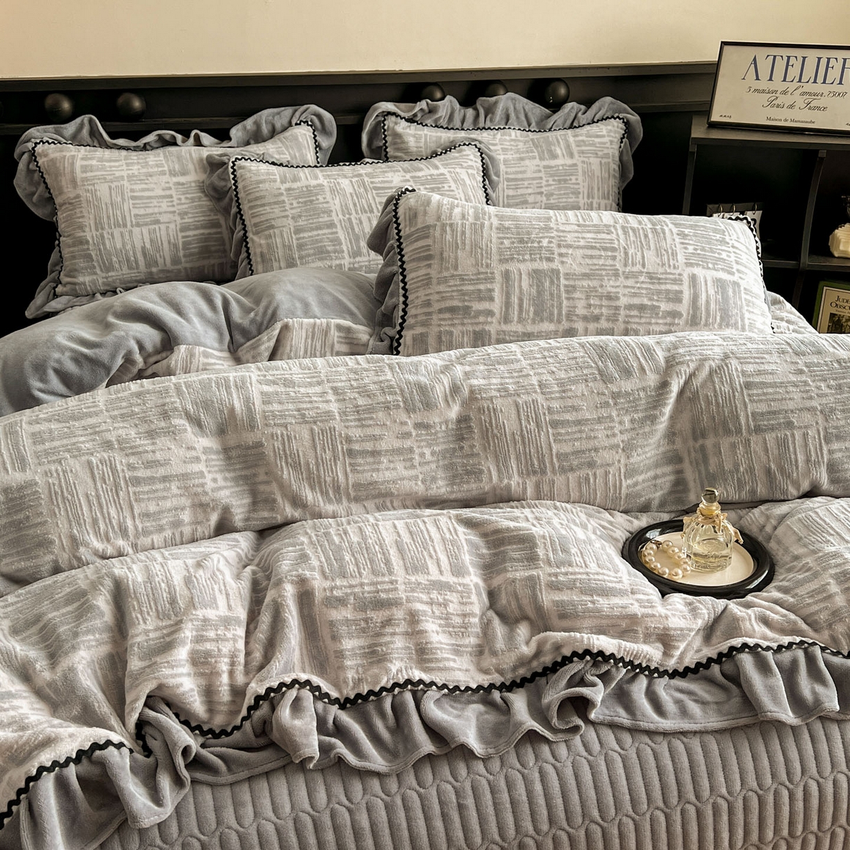91家纺网 家纺一手货源 找家纺 美梦家纺 2025新款雕花牛奶绒夹棉床盖四件套 怡然安居-灰