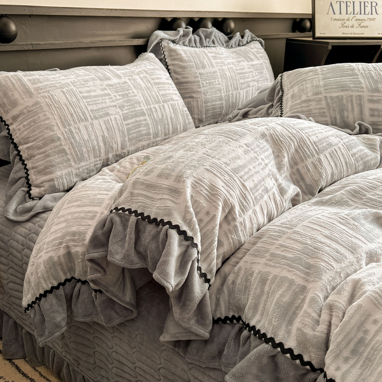 91家纺网 家纺一手货源 找家纺 美梦家纺 2025新款雕花牛奶绒夹棉床盖四件套 怡然安居-灰