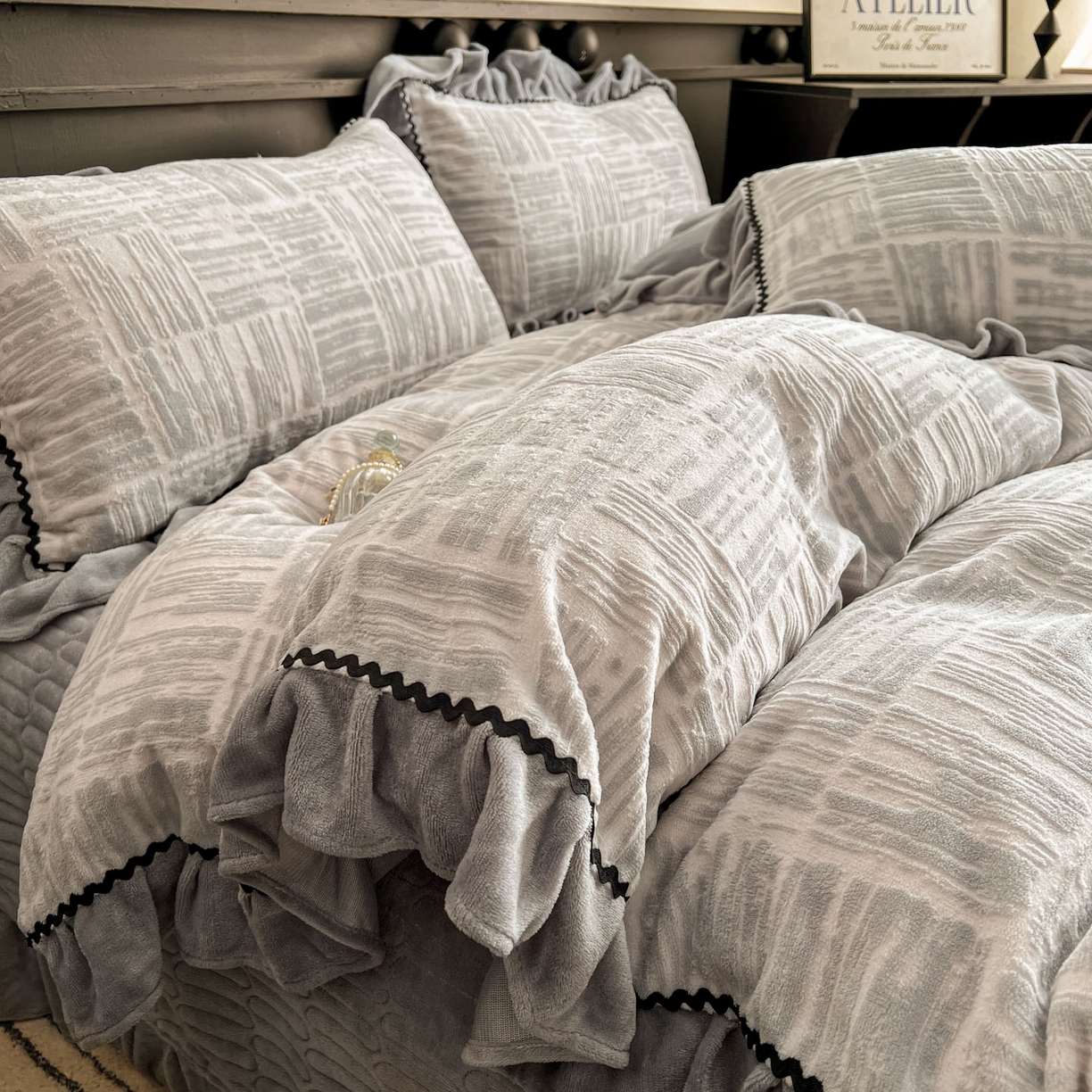 91家纺网 家纺一手货源 找家纺 美梦家纺 2025新款雕花牛奶绒夹棉床盖四件套 怡然安居-灰
