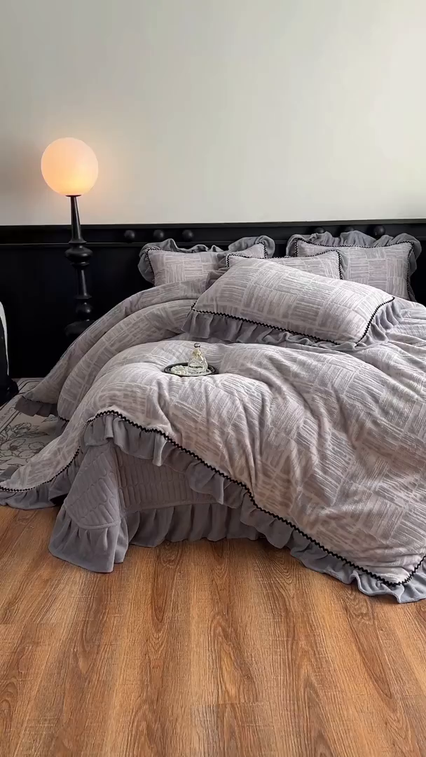 91家纺网 家纺一手货源 找家纺 美梦家纺 2025新款雕花牛奶绒夹棉床盖四件套 怡然安居-灰