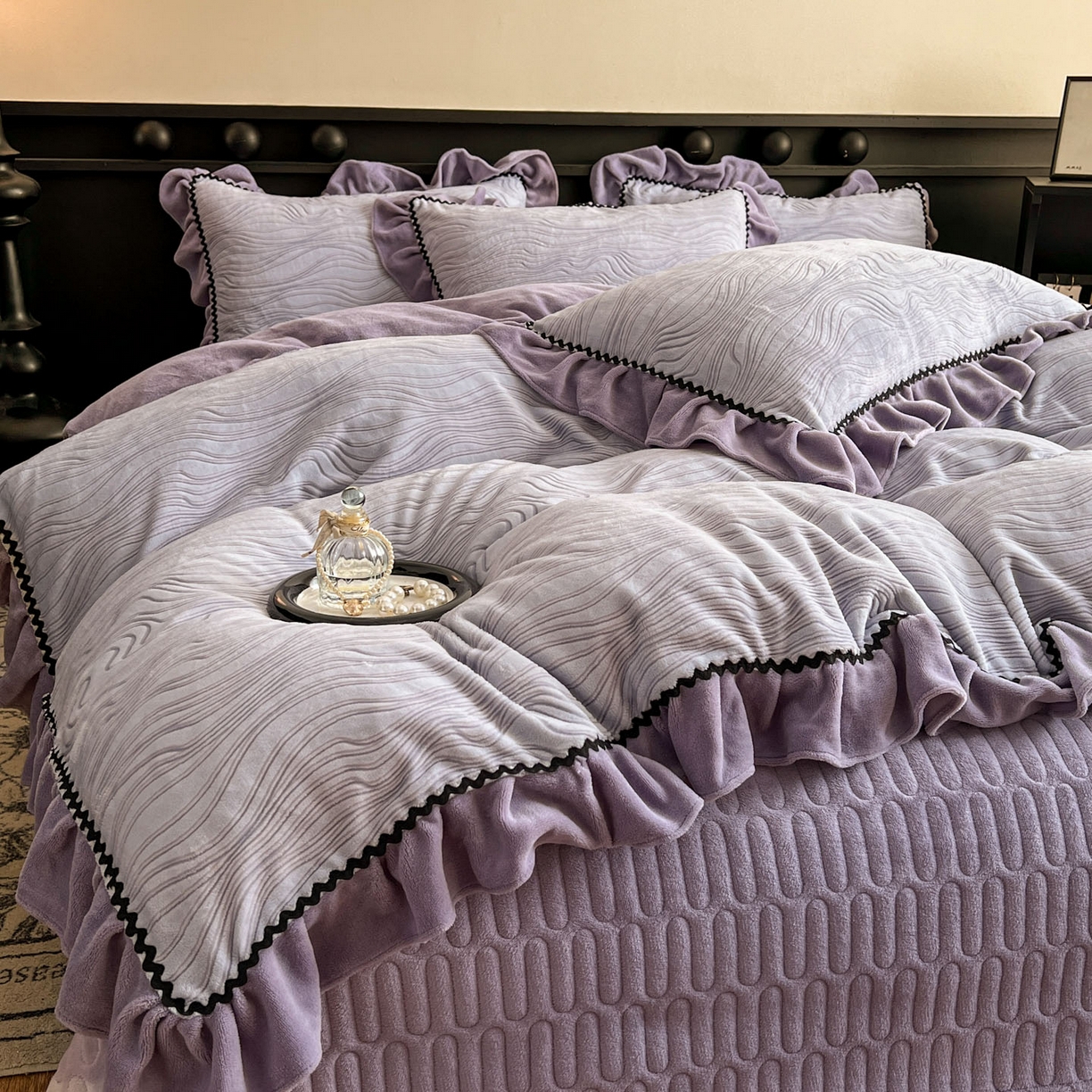 91家纺网 家纺一手货源 找家纺 美梦家纺 2025新款雕花牛奶绒夹棉床盖四件套 紫藤