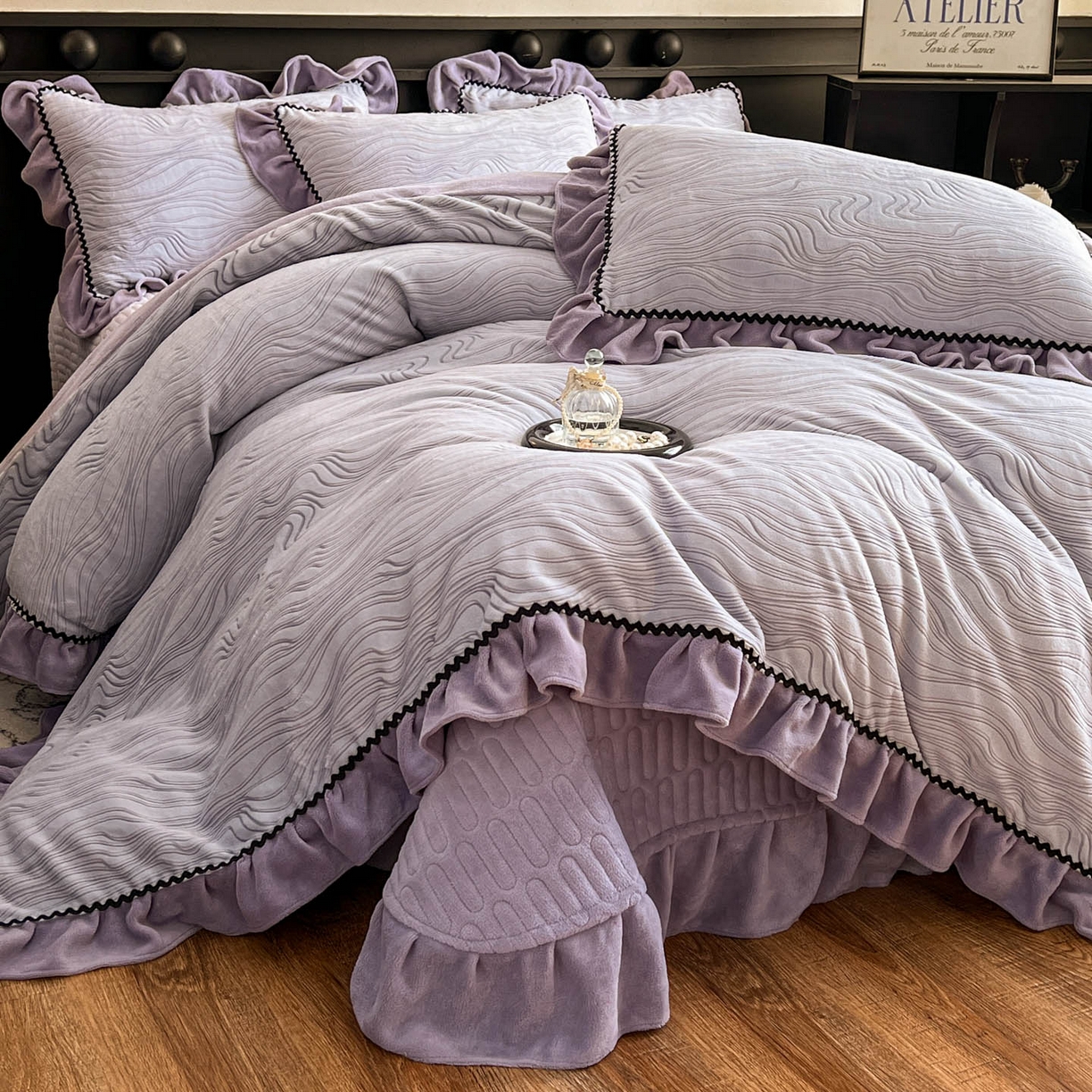 91家纺网 家纺一手货源 找家纺 美梦家纺 2025新款雕花牛奶绒夹棉床盖四件套 紫藤