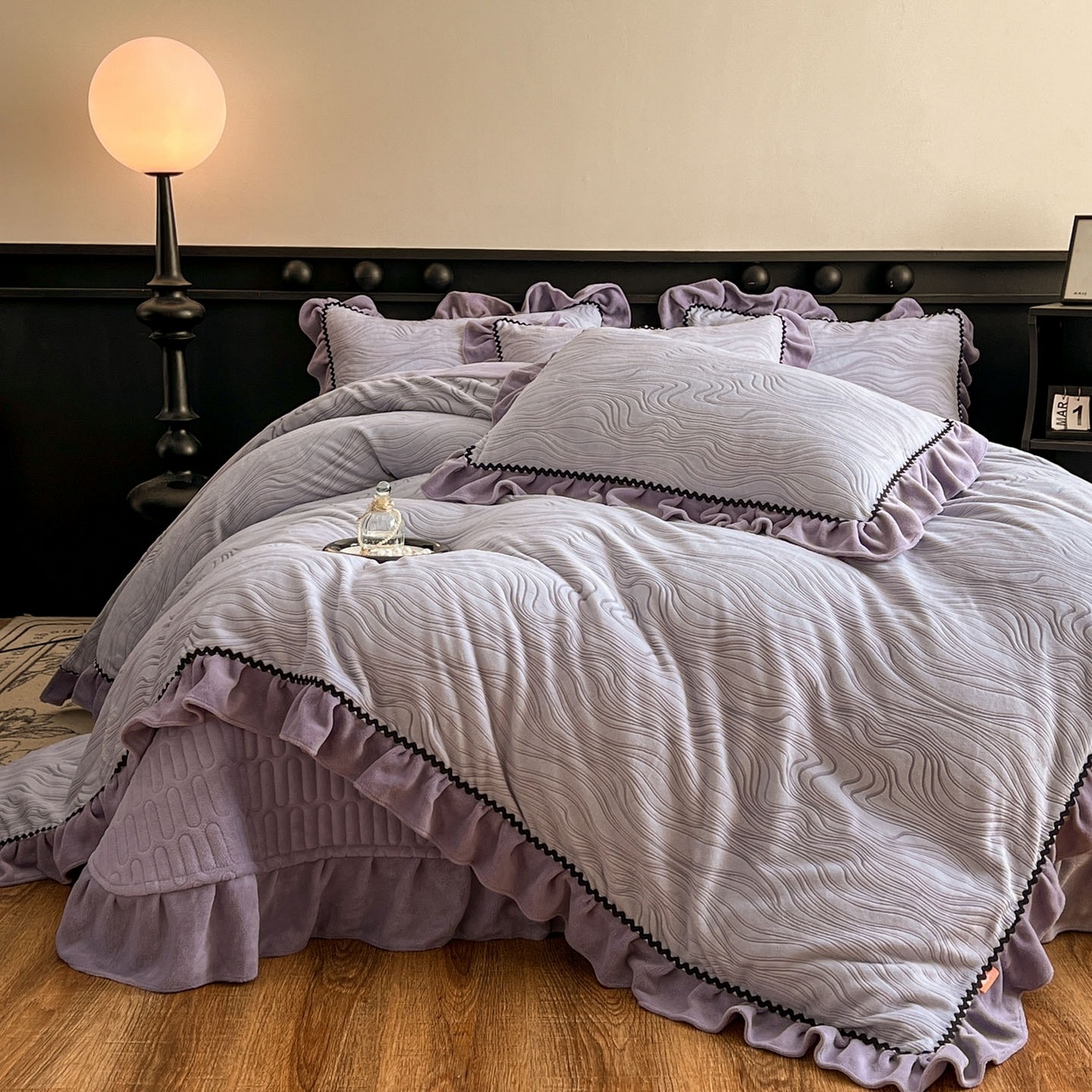 91家纺网 家纺一手货源 找家纺 美梦家纺 2025新款雕花牛奶绒夹棉床盖四件套 紫藤