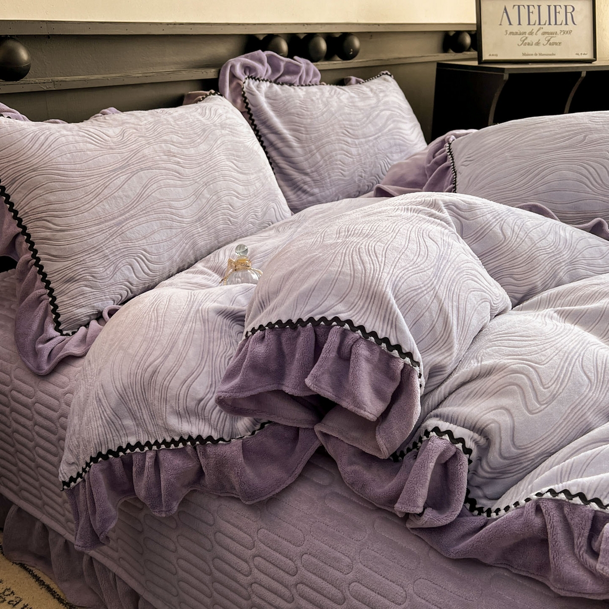 91家纺网 家纺一手货源 找家纺 美梦家纺 2025新款雕花牛奶绒夹棉床盖四件套 紫藤