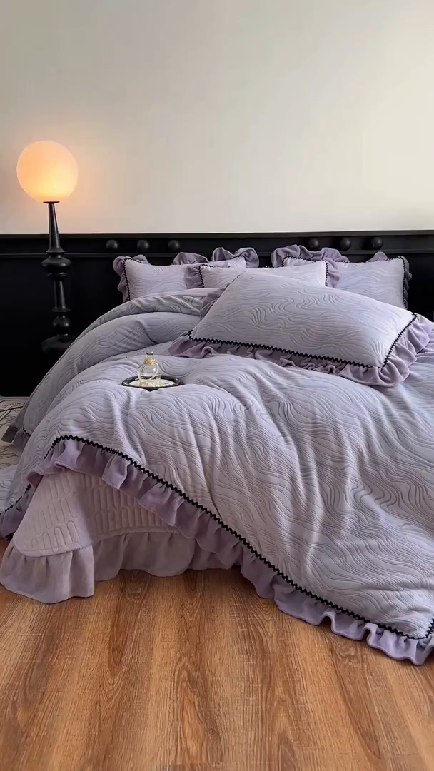 91家纺网 家纺一手货源 找家纺 美梦家纺 2025新款雕花牛奶绒夹棉床盖四件套 紫藤