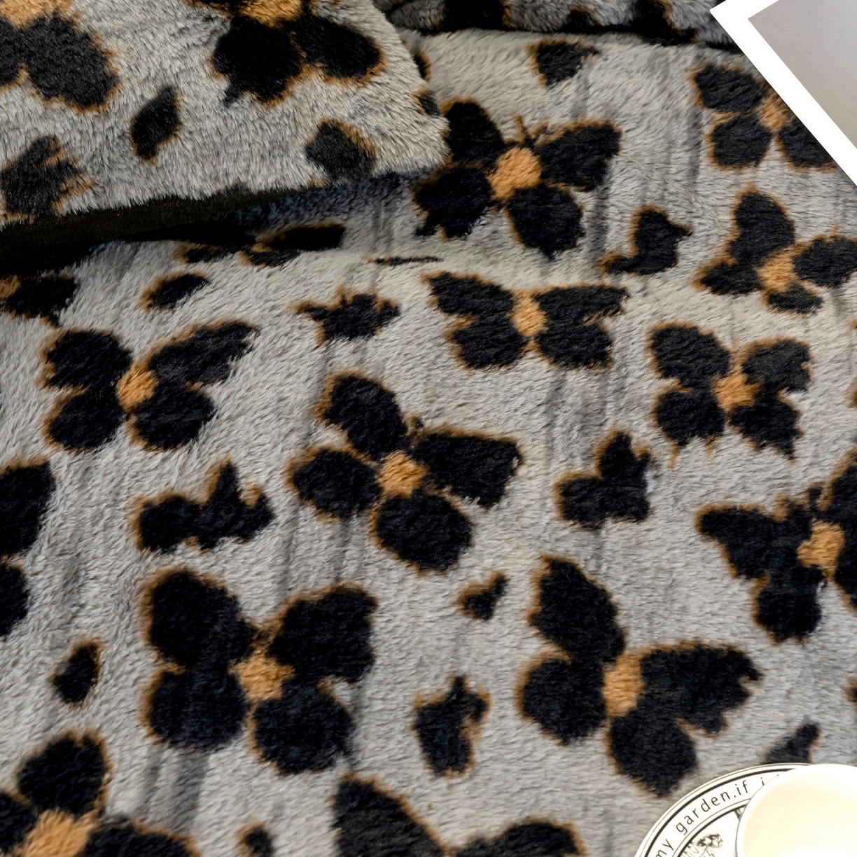 91家纺网 家纺一手货源 找家纺 豫见家纺 2025新款法式美拉德高克重兔毛床单款四件套兔毛简单款 蝶舞-灰